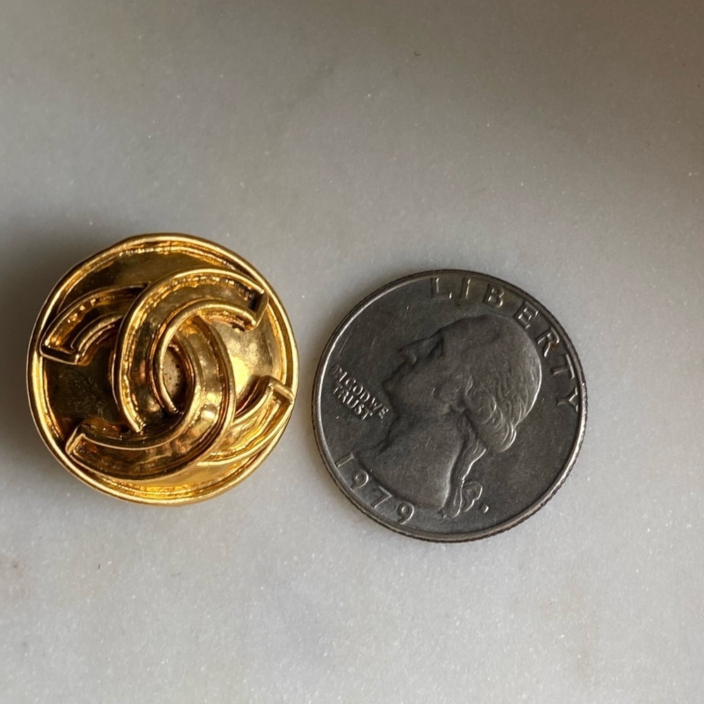 Host pick Authentic Vintage Chanel gold plated Clip on earrings - Picture 12 of 17